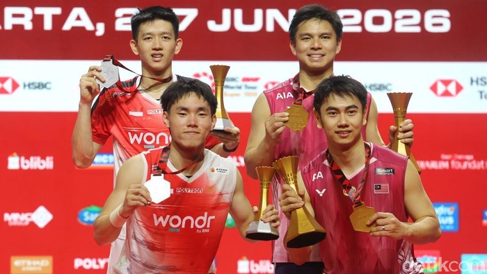 Harapan Indonesia untuk merebut gelar ganda putra Indonesia Open 2026 harus kandas setelah pasangan Raymond Indra dan Nikolaus Joaquin takluk di partai final yang berlangsung di Istora Senayan, Jakarta, Minggu (7/6/2026). Duo Merah Putih itu harus mengakui keunggulan pasangan Malaysia, Goh Sze Fei dan Nur Izzuddin, dalam pertandingan tiga gim yang berlangsung ketat.