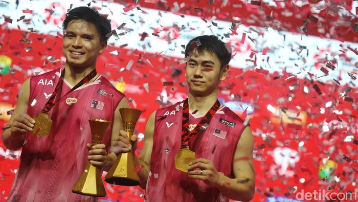 Harapan Indonesia untuk merebut gelar ganda putra Indonesia Open 2026 harus kandas setelah pasangan Raymond Indra dan Nikolaus Joaquin takluk di partai final yang berlangsung di Istora Senayan, Jakarta, Minggu (7/6/2026). Duo Merah Putih itu harus me