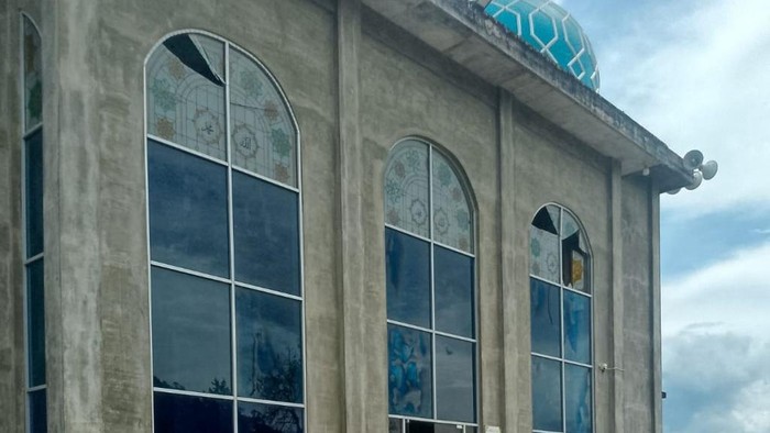 Gempa di Bener Meriah dengan kekuatan magnitudo (M) 4,2 menyebabkan kaca Masjid Al- Muttaqin pecah.
