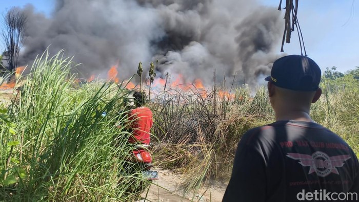 Gudang plastik bekas di Jabon, Sidoarjo terbakar hebat. Asap hitam pekat membubung tinggi.