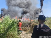 Asap Hitam Membubung, Gudang Plastik Bekas di Sidoarjo Terbakar Hebat