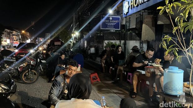 Gultik Mpok Ning di Jalan Teuku Umar Denpasar, Minggu (7/6/2026). (Rizky Setyo/detikBali) Gultik Mpok Ning di Jalan Teuku Umar Denpasar, Minggu (7/6/2026). (Rizky Setyo/detikBali)
