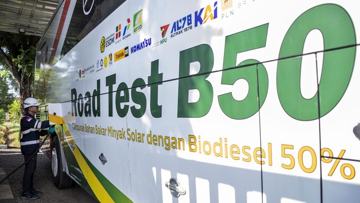 Petugas mengalirkan bahan bakar biodiesel 50 persen (B50) ke dalam drum penyimpanan di Stasiun Blending dan Pengisian Bahan Bakar Uji Jalan B50, Lembang, Kabupaten Bandung Barat, Jawa Barat, Minggu (7/6/2026). Pemerintah menargetkan kebijakan penggun