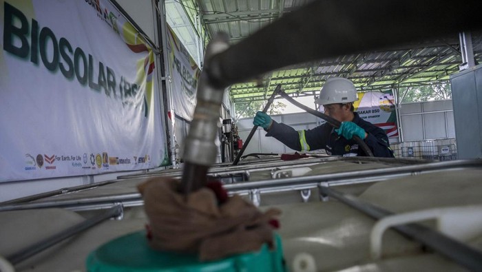 Petugas mengalirkan bahan bakar biodiesel 50 persen (B50) ke dalam drum penyimpanan di Stasiun Blending dan Pengisian Bahan Bakar Uji Jalan B50, Lembang, Kabupaten Bandung Barat, Jawa Barat, Minggu (7/6/2026). Pemerintah menargetkan kebijakan penggunaan bahan bakar biodiesel 50 persen atau B50 di seluruh Indonesia akan dimulai pada 1 Juli mendatang setelah serangkaian pengujian penggunaan B50 di berbagai sektor seperti sektor otomotif, angkutan laut, mesin dan alat pertanian, mesin dan alat berat tambang, kereta api serta pembangkit menunjukkan hasil yang positif. ANTARA FOTO/Abdan Syakura