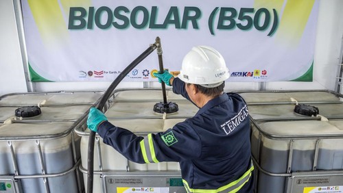 Petugas mengalirkan bahan bakar biodiesel 50 persen (B50) ke dalam drum penyimpanan di Stasiun Blending dan Pengisian Bahan Bakar Uji Jalan B50, Lembang, Kabupaten Bandung Barat, Jawa Barat, Minggu (7/6/2026). Pemerintah menargetkan kebijakan penggunaan bahan bakar biodiesel 50 persen atau B50 di seluruh Indonesia akan dimulai pada 1 Juli mendatang setelah serangkaian pengujian penggunaan B50 di berbagai sektor seperti sektor otomotif, angkutan laut, mesin dan alat pertanian, mesin dan alat berat tambang, kereta api serta pembangkit menunjukkan hasil yang positif. ANTARA FOTO/Abdan Syakura
