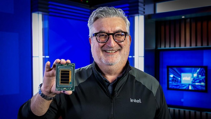 Kevork Kechichan, Executive Vice President dan General Manager Intel Data Center Group, memamerkan Intel Xeon 6+.