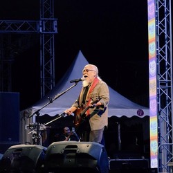 Momen Bersejarah! Iwan Fals Manggung di Timor Leste