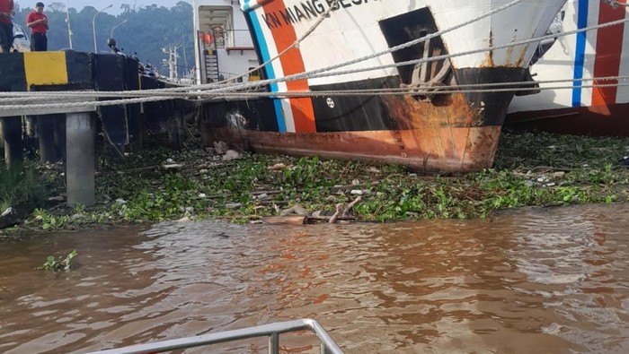Jasad BB pria yang diduga melompat di Jembatan Mahakam dievakuasi tim SAR. (dok Istimewa)