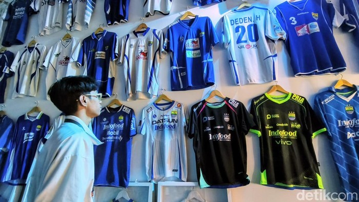 Jersey yang dipajang di pameran bertajuk Wall of Champions.