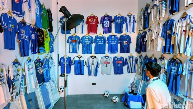 Jersey yang dipajang di pameran bertajuk 'Wall of Champions'. Jersey yang dipajang di pameran bertajuk 'Wall of Champions'.