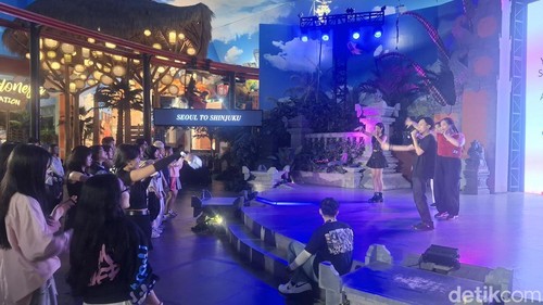 K-Popers di Bali terlihat asyik menari sambil menyanyi bersama di acara Seoul to Shinjuku yang diadakan di Trans Studio Bali Theme Park pada Minggu (7/6/2026). (Fabiola Dianira/detikBali)
