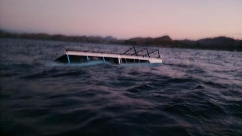 Kapal tenggelam di perairan Pulau Seraya, Labuan Bajo, Manggarai Barat, Nusa Tenggara Timur (NTT), Sabtu (6/6/2026). (Foto: Pos SAR Labuan Bajo)