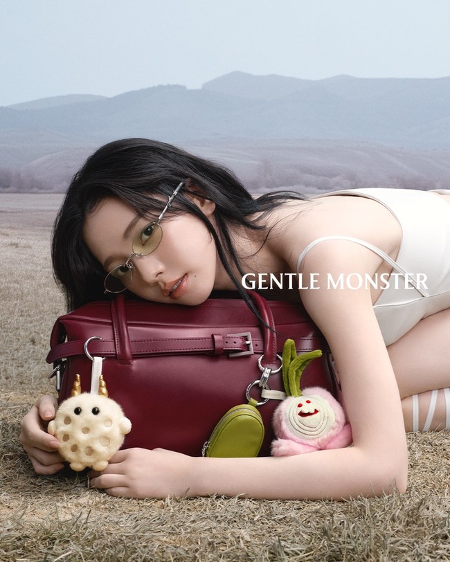 Queen of concepts. Karina aespa membuktikan ia cocok melakukan konsep apapun. Sebelumnya untuk campaign kolaborasi Gentle Monster x Gentz, ia bergaya futuristik dengan wig rambut ungu. Foto: dok. Instagram @gentlemonster