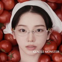 Ia resmi menjadi brand ambassador Gentle Monster, menggantikan posisi Jennie BLACKPINK sejak tahun lalu. Meski sempat menuai pro kontra netizen, personel aespa ini akhirnya dianggap menyatu dan selaras dengan estetika merek Gentle Monster. Foto: dok. Instagram @gentlemonster
