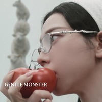 Kini banyak penggemar Karina aespa yang berbondong-bondong membeli koleksi kacamata lipat gemas, yang punya desain out of the box terinspirasi dari sayuran. Seperti tomat, wortel, hingga bawang. Foto: dok. Instagram @gentlemonster