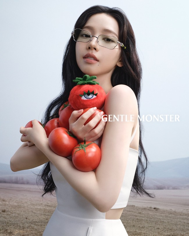 Karina aespa tampil memukau dalam campaign terbaru merek kacamata Korea Selatan, Gentle Monster, yang mendunia. Foto: dok. Instagram @gentlemonster