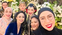 Beberapa artis hadir di pernikahan putri Teddy Syach, ada Melly Goeslaw hingga Kris Dayanti. (Foto: dok Instagram melly_goeslaw)