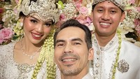 Atalarik Syach berswafoto dengan Karnisya Rahma dengan Aria. Happy wedding ya keponakanku. Semoga bahagia dan indah selalu membawa rumah tangganya, tulisnya dilihat di Instagram, Minggu (7/6/2026). (Foto: dok Instagram ariksyach)