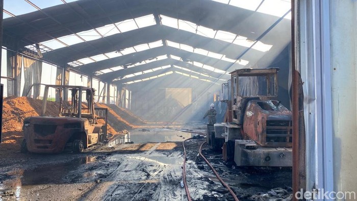 Pabrik kayu di Kawasan Industri Candi (KIC) Ngaliyan, Kota Semarang, yang terbakar, Minggu (7/6/2026).