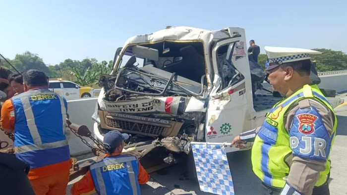 Kondisi truk towing muat speedboat yang menabrak dump truk di Tol Gempas.