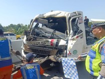 Truk Towing Muat Speedboat Seruduk Dump Truk di Tol Gempol-Pasuruan