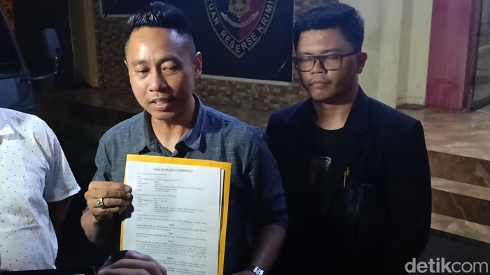 Kuasa Hukum Ajun menunjukan surat perdamaian antara kedua belah pihak