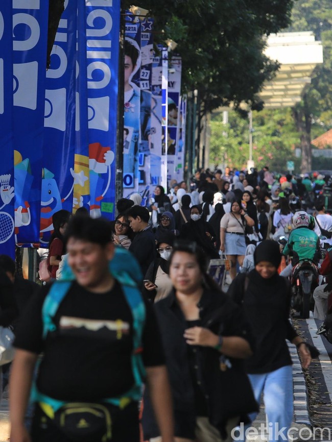 Lautan Manusia di GBK, Warga Tumpah Ruah Nikmati Akhir Pekan di Senayan
