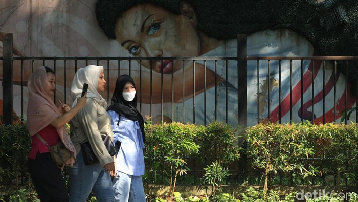 Kawasan Gelora Bung Karno (GBK), Senayan, Jakarta, dipadati ribuan warga yang memanfaatkan akhir pekan untuk berolahraga, bersantai, hingga menikmati berbagai hiburan yang berlangsung di area tersebut, Minggu (7/6/2026). Tingginya jumlah pengunjung membuat kawasan olahraga terbesar di ibu kota itu berubah menjadi lautan manusia sejak pagi hingga siang hari.