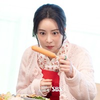 Shin Soe Ri sering mengenakan hanbok modern di berbagai kesehariannya. Penampilan Lim Ji Yeon ini kemudian menjadi perbincangan hangat di mana banyak netizen kepincut pada hanbok modern yang dikenakannya. Foto: Dok. SBS Drama