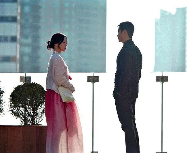 Lim Ji Yeon pun memukau dengan rok hanboknya yang flowy. Warna pink magenta dengan layer tulle atau transparan ini juga memberi efek ringan dan kesan romantis tanpa terlalu mencolok. Foto: Dok. SBS Drama