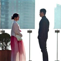 Lim Ji Yeon pun memukau dengan rok hanboknya yang flowy. Warna pink magenta dengan layer tulle atau transparan ini juga memberi efek ringan dan kesan romantis tanpa terlalu mencolok. Foto: Dok. SBS Drama