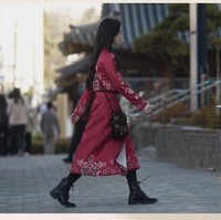  “Dia benar-benar cocok dengan merah. Outfitnya sangat cantik,” komentar netizen seperti dilansir dari Pannchoa. “Hanbok style fashionnya sangat manis. Aku ingin mencobanya,” tambah netizen lainnya. Foto: Dok. SBS Drama