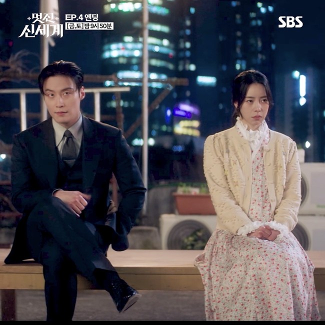 Masih membawa elemen styling Korea tradisional modern lewat layering dan siluetnya, Shin Seo Ri terlihat feminin dengan dress floral. Ruffle collar memberi sentuhan retro yang elegan. Foto: Dok. SBS Drama