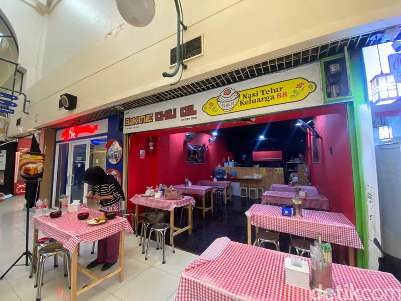 Makan Murah di Blok M Hub, Ada Bakmie Chili Oil hingga Nasi Telur Tempura!
