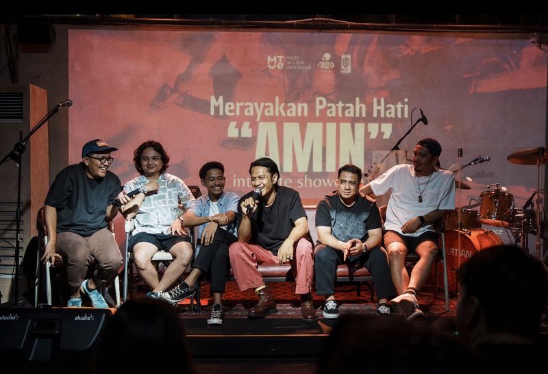 Martian Band asal Jakarta, Martian, digawangi oleh Hafiz Pribadi (vokal), Otto (gitar), Monty (gitar), Agung Prabowo (bass), Morris (drum), dan Adyansah Sudwi (keyboard).