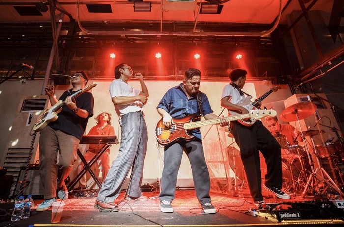 Band asal Jakarta, Martian, digawangi oleh Hafiz Pribadi (vokal), Otto (gitar), Monty (gitar), Agung Prabowo (bass), Morris (drum), dan Adyansah Sudwi (keyboard).