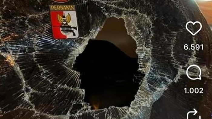 Kaca mobil belakang pecah usai dilempar batu.