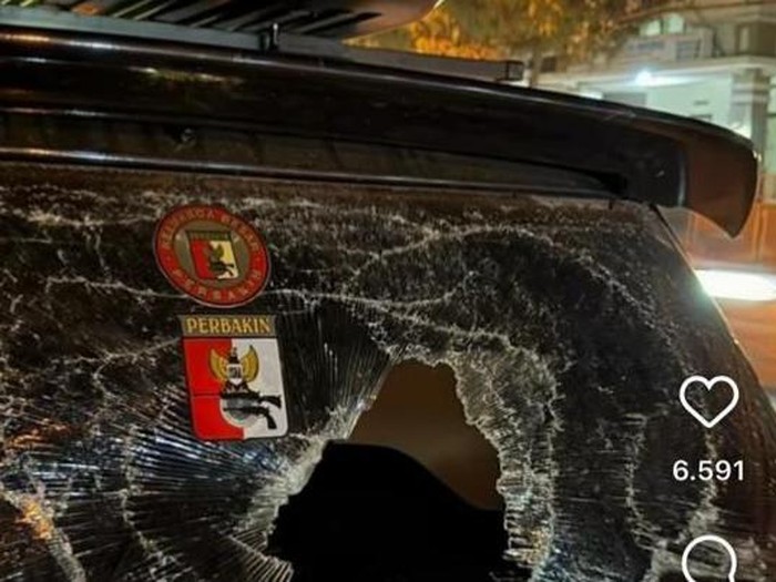 Kaca mobil belakang pecah usai dilempar batu.