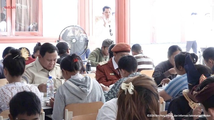 Momen Prabowo menyantap MBG bareng orang tua dan siswa Sekolah Rakyat di Bali. (Dok. Setpres)