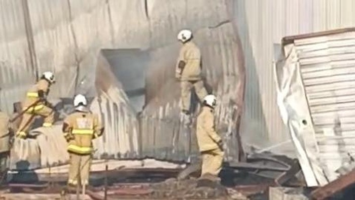 Pabrik kayu di Kawasan Industri Candi (KIC) Ngaliyan, Kota Semarang, yang terbakar, Minggu (7/6/2026).