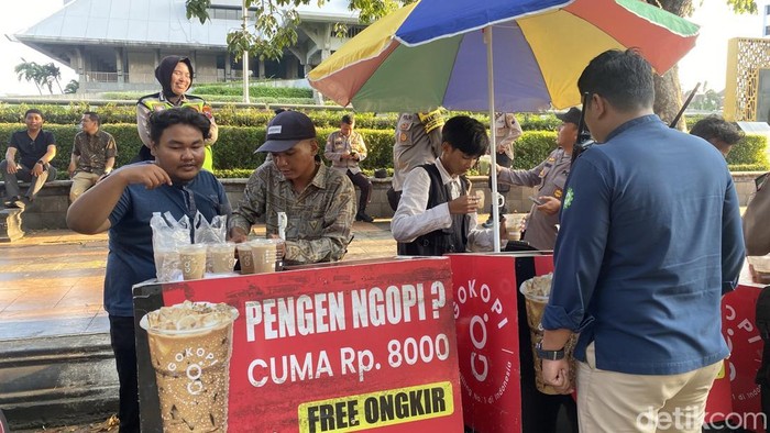 Para pedagang kaki lima di Kota Semarang yang mengeluhkan bahan pokok naik, di Pleburan, Kecamatan Semarang Selatan, Kota Semarang, Minggu (7/6/2026).