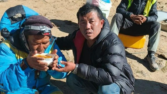 Dawa Sherpa (kiri), yang dikhawatirkan tewas setelah hilang di Everest pekan lalu, telah ditemukan (via BBC)
