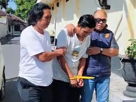 Pembunuhan Bidan Situbondo Ahmad Rizky Hidayaturrahman suami sekaligus tersangka pembunuh Murtafia Rafika Devi (34) bidan RSUD Besuki Situbondo saat dikeler