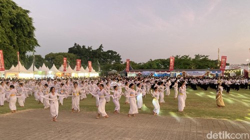 Pementasan Tari Widya Mahottama massal saat pembukaan Festival Literasi dan Pendidikan Klungkung di Alun-alun Ida Dewa Agung Jambe, Sabtu (6/6/2026). (Foto: Fatih Kudus Jaelani/detikBali)