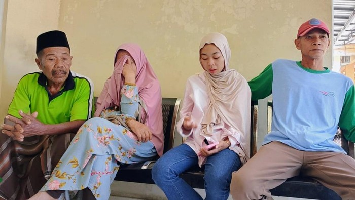 Hariza Dinina Belinda, adik almarhumah Murtafia Rafika Devi bersama keluarganya di RSUD Abdoer Rahem Situbondo
