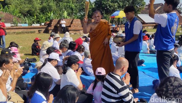 Perayaan waisak di Tulungagung Umat Buddha Tulungagung Tutup Perayaan Waisak di Candi Sanggrahan