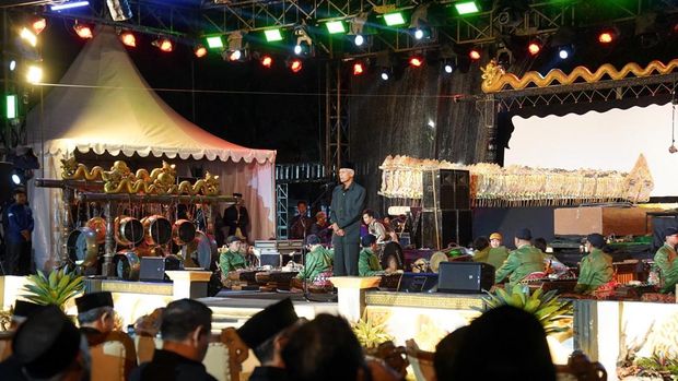 Peringatan 100 tahun Gontor Di usia yang genap 100 tahun, Pondok Modern Darussalam Gontor tetap mempertahankan pagelaran wayang kulit.