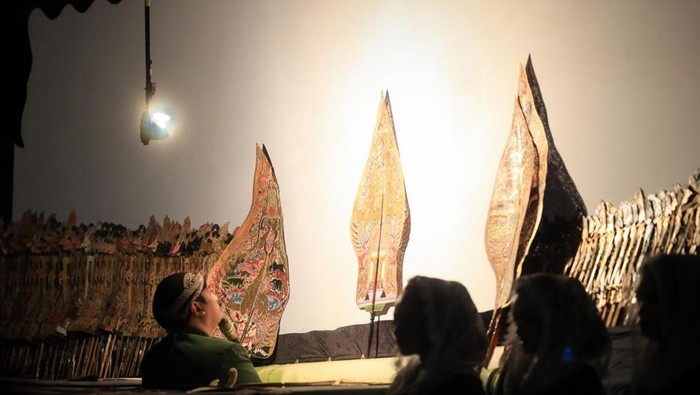 Di usia yang genap 100 tahun, Pondok Modern Darussalam Gontor tetap mempertahankan pagelaran wayang kulit.