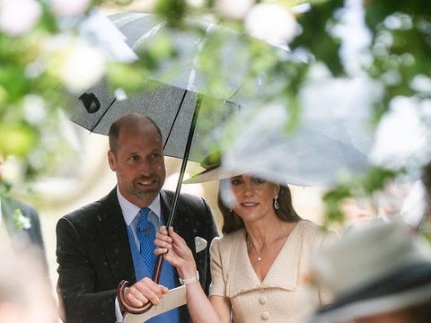 Pernikahan Peter Phillips dan Harriet Sperling dihadiri Kate Middleton KEMBLE, ENGLAND - JUNE 06: (EMBARGOED FOR PUBLICATION IN UK NEWSPAPERS UNTIL 24 HOURS AFTER CREATE DATE AND TIME) Peter Phillips and Harriet Sperling depart All Saints' Church following their wedding on June 6, 2026 in Kemble, England. Peter Phillips, son of Princess Anne, Princess Royal and eldest grandchild of Queen Elizabeth II, will marry NHS Nurse and writer Harriet Sperling during a ceremony at All Saints' Church in Kemble today. (Photo by Max Mumby/Indigo/Getty Images)