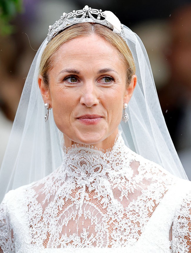 Sosok Harriet Sperling pun menjadi perhatian berkat penampilannya yang elegan di hari bahagia tersebut. Ia mengenakan tiara berlian dan mutiara bergaya vintage yang dipinjamkan oleh rumah perhiasan Inggris, Pragnell. Pilihan itu cukup menarik karena Harriet tidak memakai koleksi tiara milik ibu mertuanya, Putri Anne. Foto: Getty Images